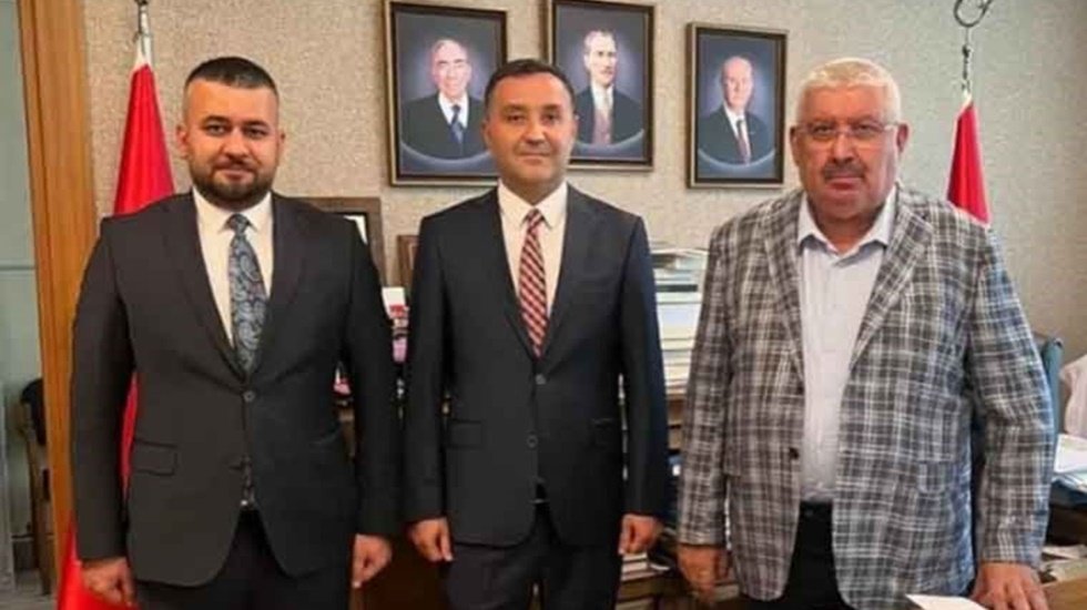 DEVA Partisi İl Başkanına saldırıyla su&ccedil;lanan MHP&rsquo;liden Semih Yal&ccedil;ın&rsquo;la fotoğrafa Yeneroğlu tepki