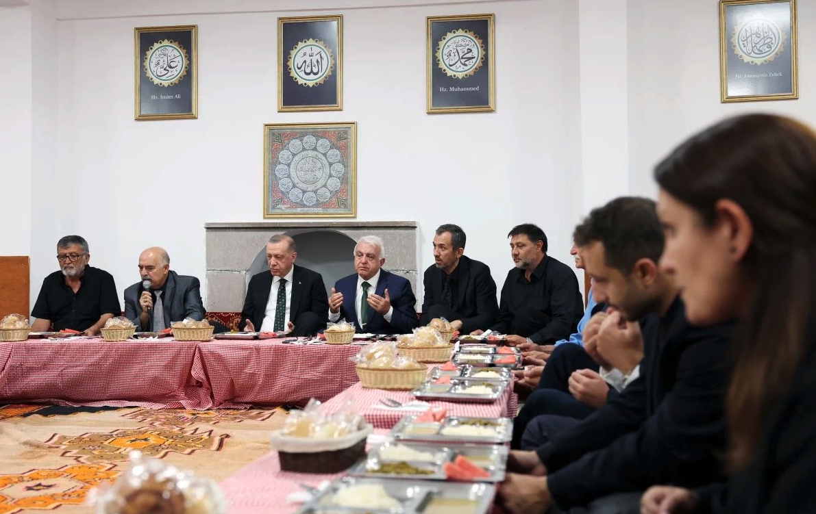 https://yenisoluk.com/uploads/2022/08/erdoğan cemevi 2