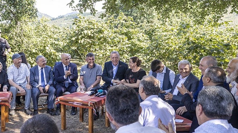 Erdoğan'ın fındık i&ccedil;in fiyat beklentisi sorduğu &uuml;retici AKP il&ccedil;e y&ouml;neticisi ve eşi &ccedil;ıktı
