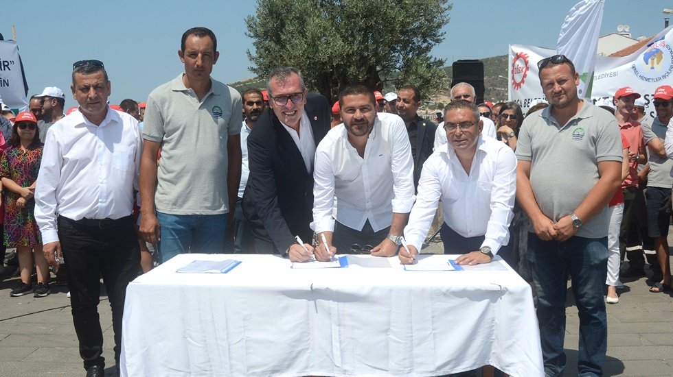 Fo&ccedil;a Belediyesi 220 &ccedil;alışanı i&ccedil;in toplu s&ouml;zleşme imzalandı