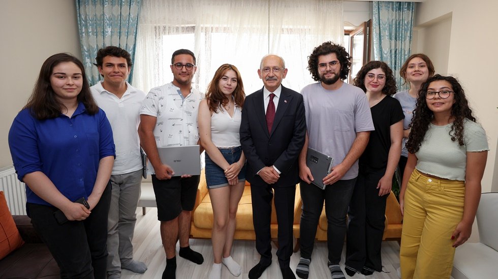 Gen&ccedil;lerle buluşan Kılı&ccedil;daroğlu: &ldquo;&Ccedil;ocuklarımız d&uuml;ş&uuml;k gelire mahkum ediliyor&rdquo;