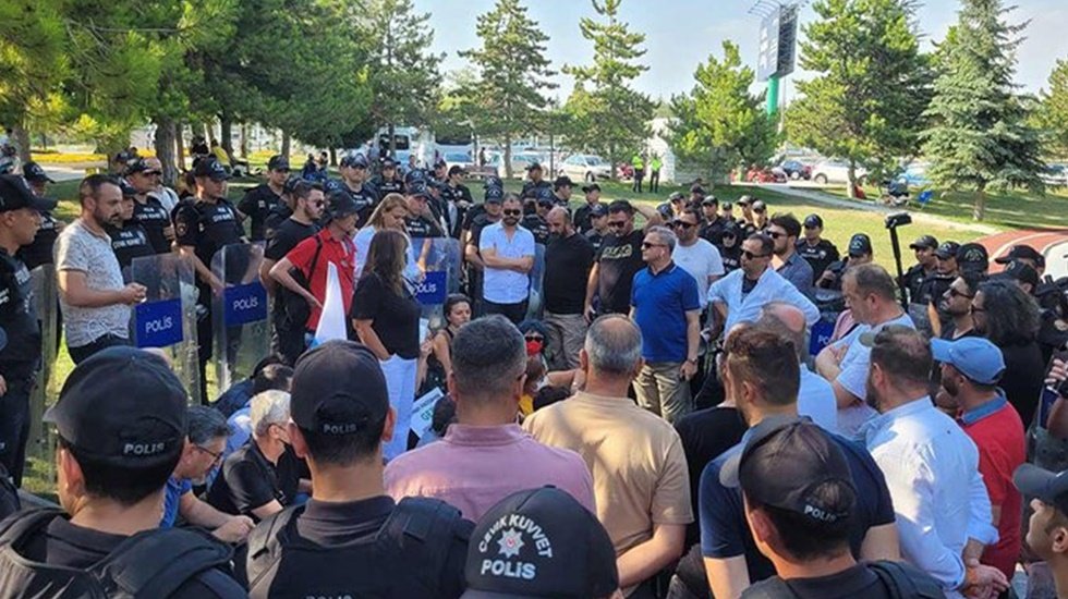 Gezi tutukluların yakınlarına AYM &ouml;n&uuml;nde a&ccedil;ıklama yapmasına polisten izin yok...