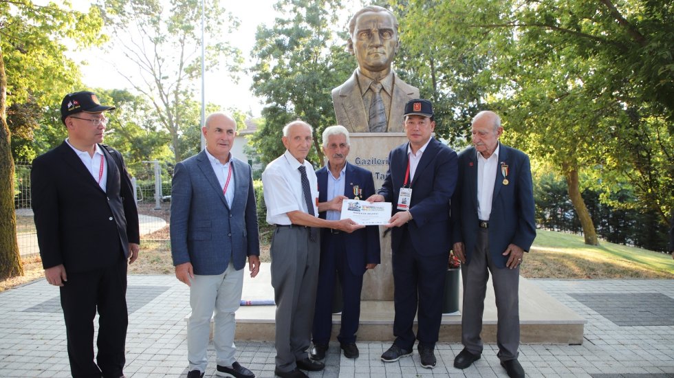 G&uuml;ney Kore'den gelen heyet Kore gazilerinin &ouml;n&uuml;nde yere kapandı!