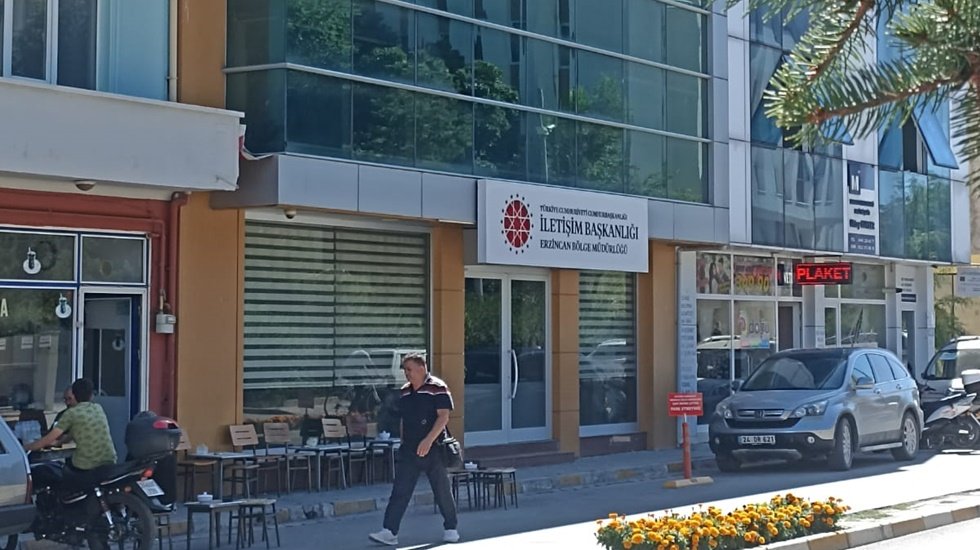 İletişim Başkanlığı B&ouml;lge M&uuml;d&uuml;rl&uuml;ğ&uuml; &ouml;n&uuml;nde T&uuml;rk bayrağı yok!