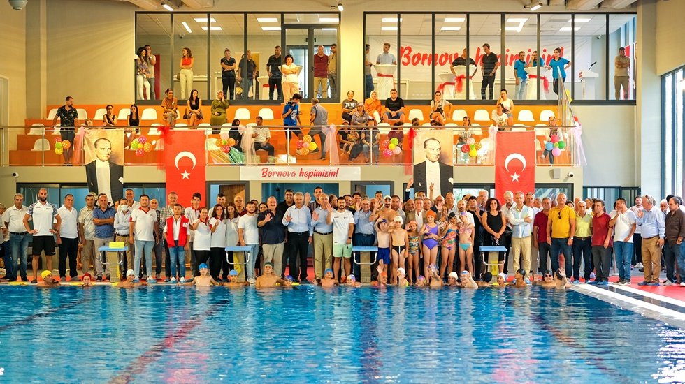 İlk kula&ccedil;, milli y&uuml;z&uuml;c&uuml;den