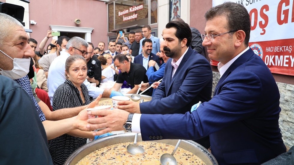 İmamoğlu, Alevi yurttaşların aşure lokmasına ortak oldu