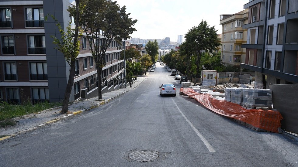 İnşaat çalışmaları kaldırımlara zarar veriyor...
