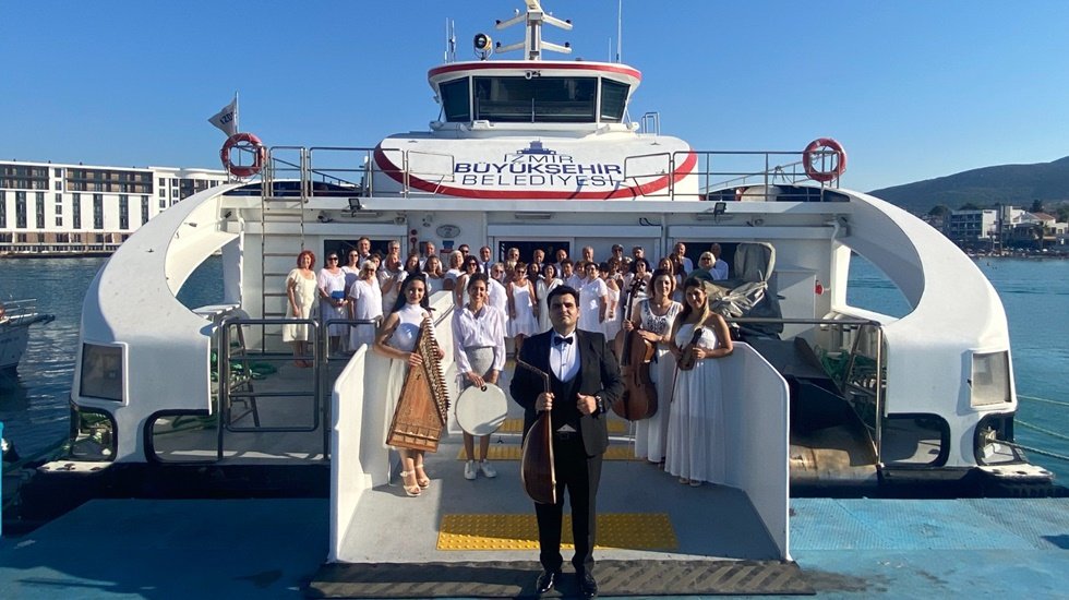 İzmir&rsquo;de deniz seferleri şarkılarla renklendi