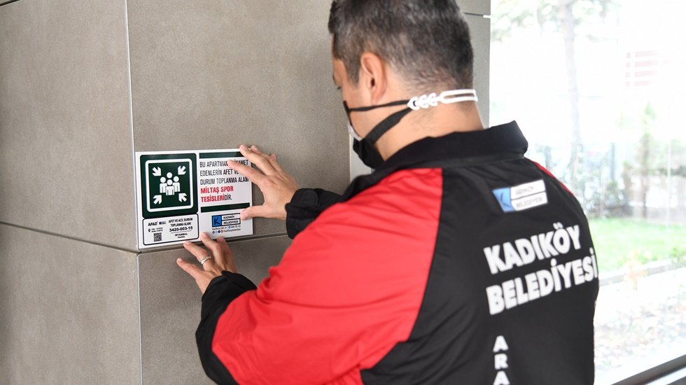 Kadıköy’de her binaya afete karşı karekod levhaları asıldı