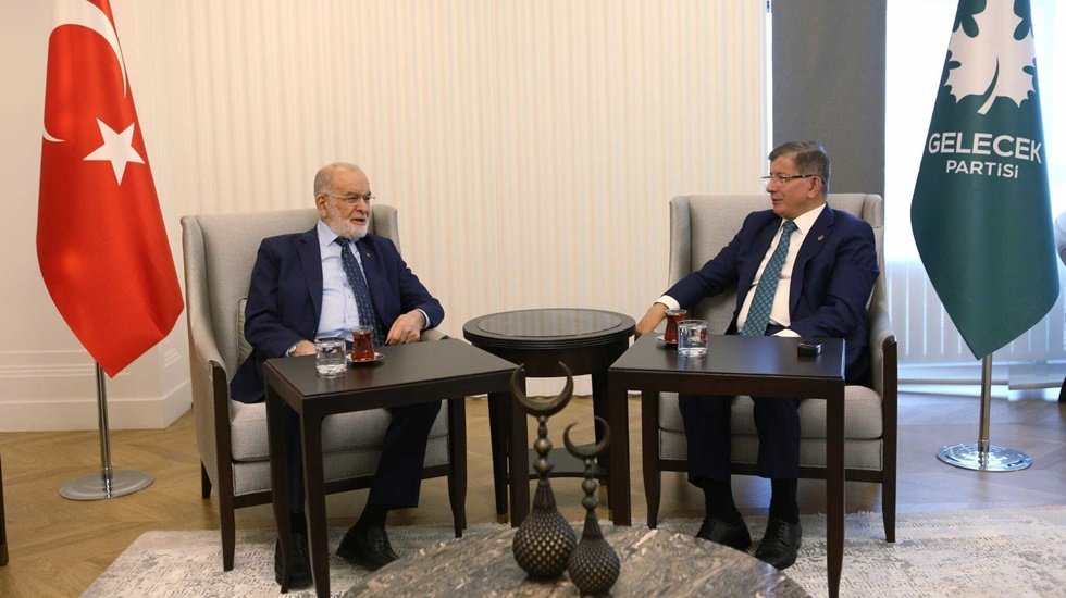 Karamollaoğlu ile Davutoğlu bir araya geldi