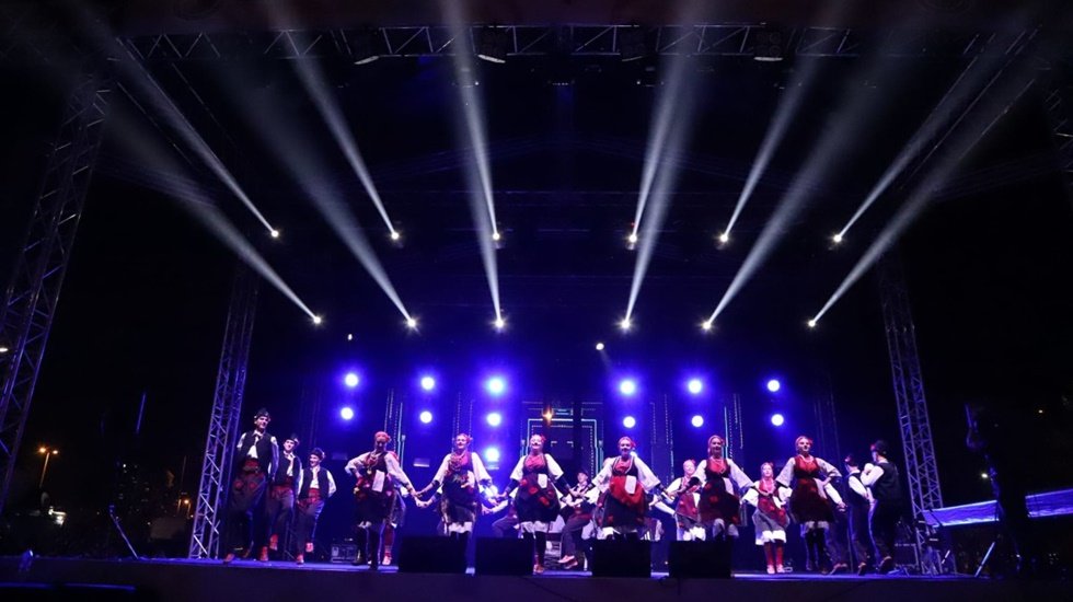 Kartal Belediyesi Uluslararası Halk Oyunları Festivali renkli gösterilerle başladı