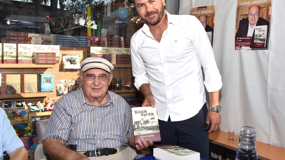 Kemal Anadol, Fo&ccedil;alılarla imza g&uuml;n&uuml;nde buluştu