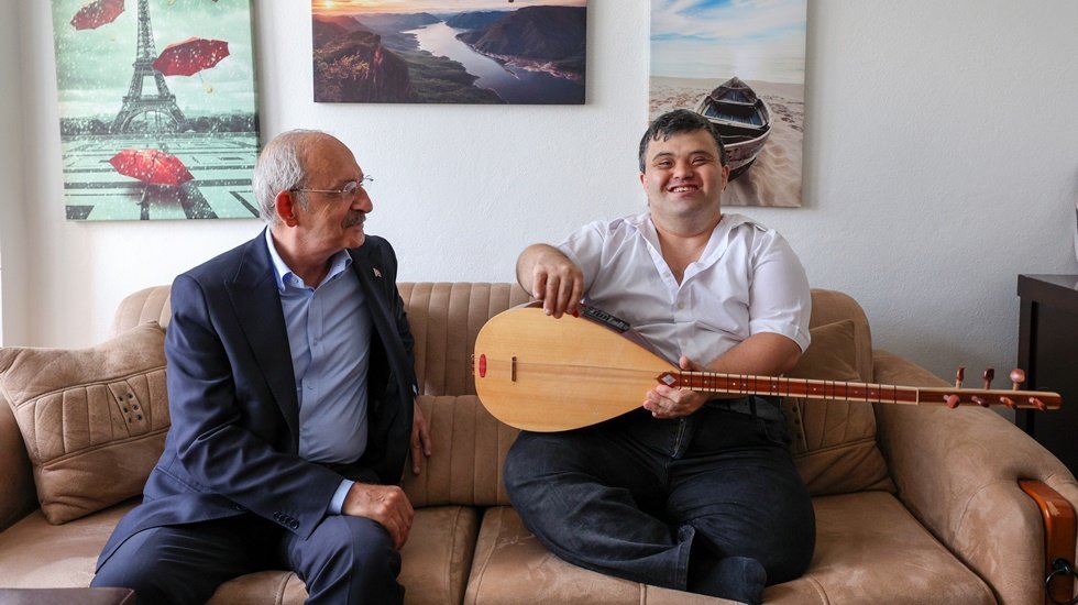 Kılı&ccedil;daroğlu, down sendromlu bağlama sanat&ccedil;ısı &Ccedil;ağatay Aras&rsquo;ı dinledi...