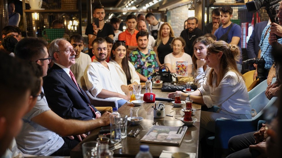 Kılı&ccedil;daroğlu&rsquo;ndan gen&ccedil;lere: "Elektrik kesilirse, elektrik gelinceye kadar sandığın &uuml;st&uuml;ne oturacaksınız&rdquo;