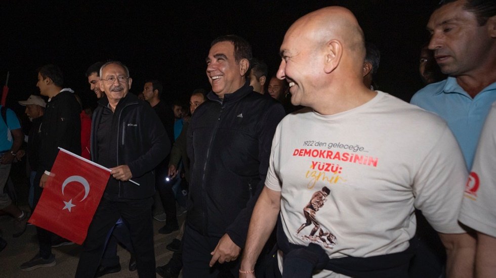Kılı&ccedil;daroğlu&rsquo;nun katıldığı Kocatepe Zafer Y&uuml;r&uuml;y&uuml;ş&uuml;&rsquo;nde b&uuml;y&uuml;k coşku