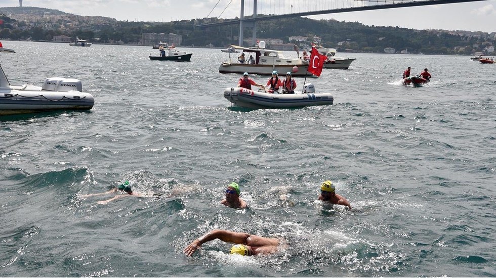 Kollarını kazada kaybeden Belediye Başkanı İstanbul Boğaz'ını yüzerek geçti