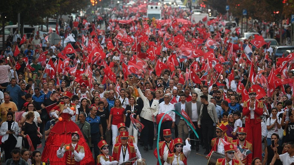 Murat Çalık, “Bağımsızlığını kazanan bir halkın evlatları olarak, umutsuzluğa kapılmak bize yakışmaz"