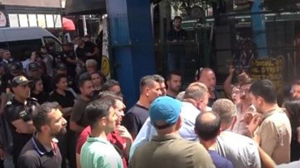 Polis'ten bakanlığa y&uuml;r&uuml;mek isteyen &ouml;ğretmenlere m&uuml;dahale...