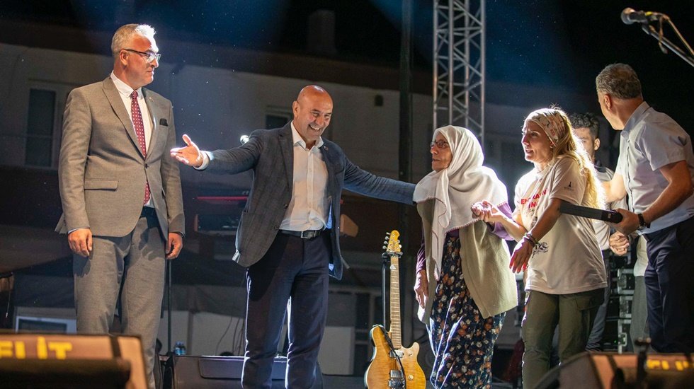Soyer: &ldquo;G&ouml;receksiniz hepsini aşacağız. &Ccedil;ok daha g&uuml;zel bir memlekette el ele yaşayacağız&rdquo;