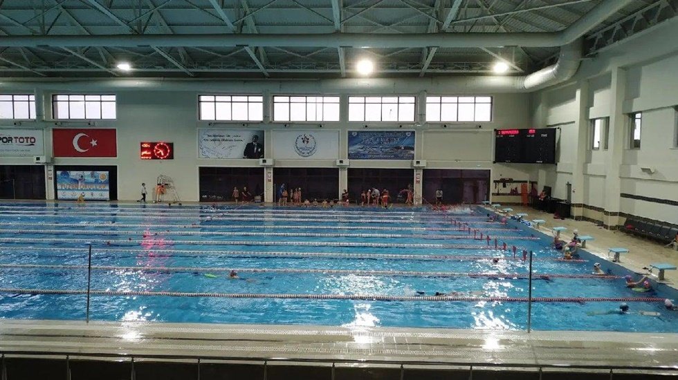 Y&uuml;zme havuzunda 12-13 yaş arası &ouml;ğrencilere haremlik selamlık uygulandı