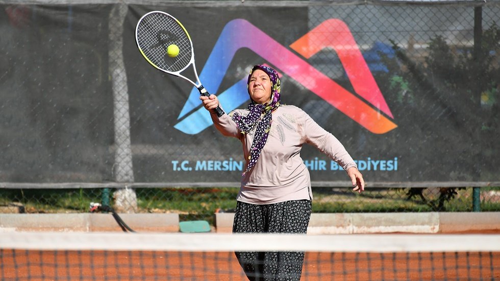 72 yaşında tenisle tanıştı