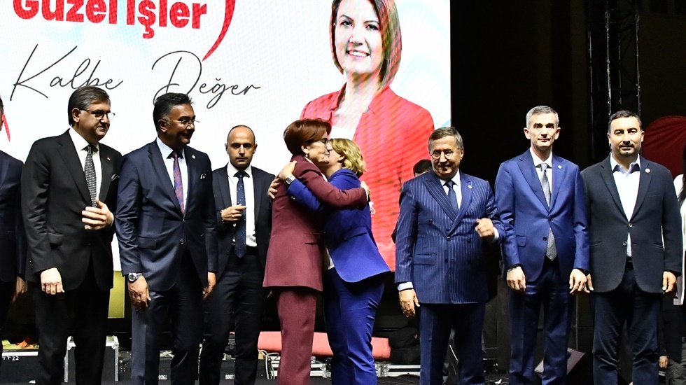Akşener&rsquo;den H&uuml;rriyet&rsquo;e Leyla Atakan &ouml;vg&uuml;s&uuml;: &ldquo;Biz ona benzemeye &ccedil;alıştık siz başardınız&rdquo;