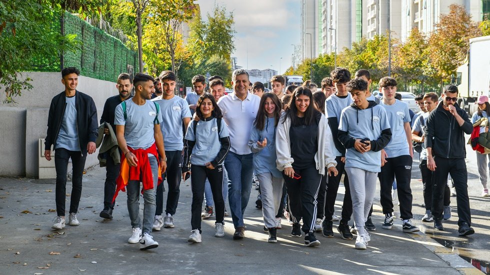 Başkan Bozkurt'tan gençlerle farkındalık yürüyüşü