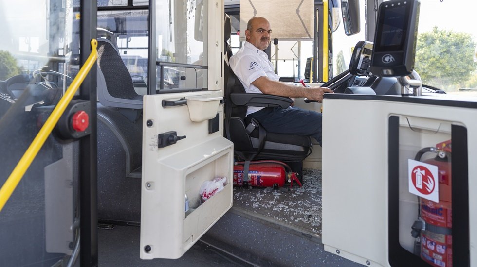 Belediye otob&uuml;s&uuml; şof&ouml;r&uuml;ne şiddet. Saldırgan otob&uuml;s&uuml;n camını kırdı...