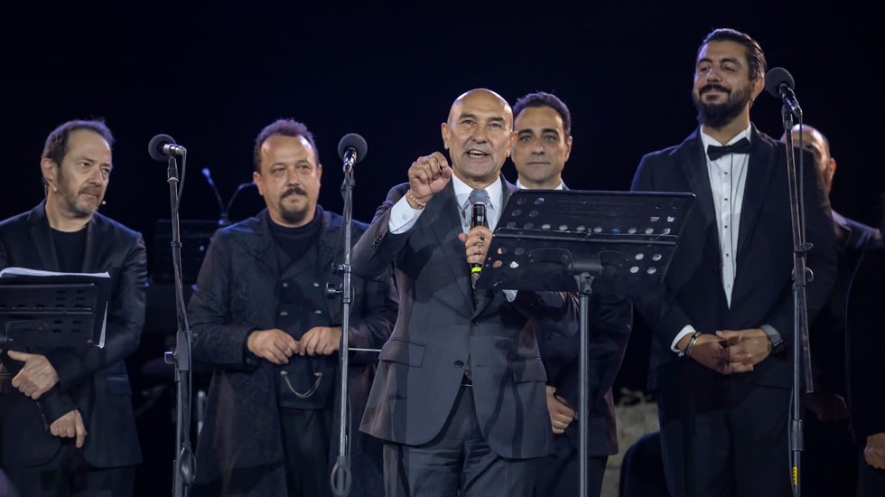 Bergama'daki tarihi gecede Başkan Soyer'den Zeus Sunağı &ccedil;ağrısı