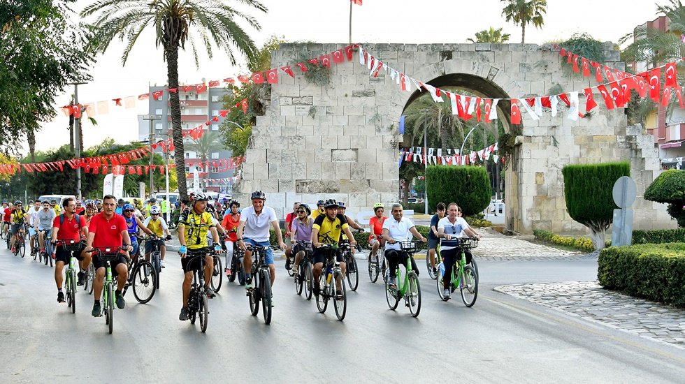 Bisiklet&ccedil;iler, Tarihi Kleopatra Kapısı &ouml;n&uuml;nden pedal &ccedil;evirdi
