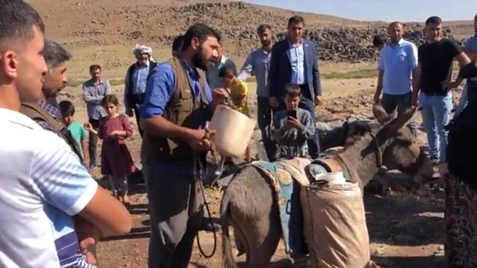 Bu &ccedil;ağda, Siverek'te k&ouml;yl&uuml; eşekle evine i&ccedil;me suyu taşıyor...