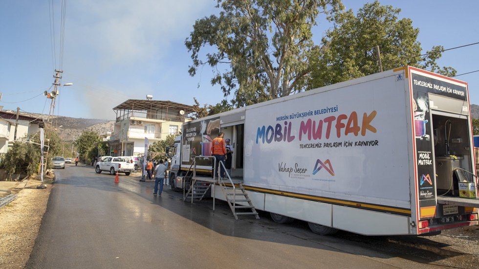 B&uuml;y&uuml;kşehir&rsquo;in mobil mutfak tırı yangın b&ouml;lgesinde