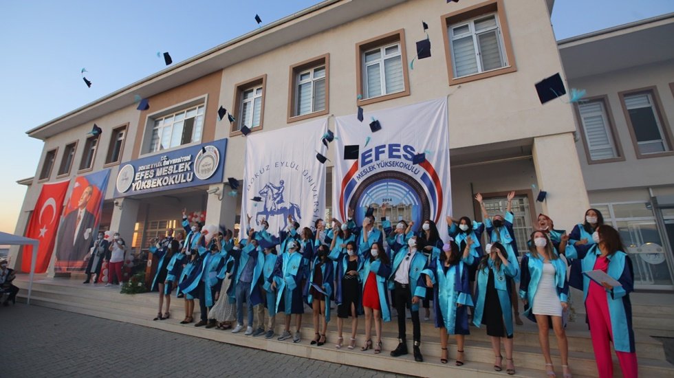 Efes Sel&ccedil;uk Belediyesi gen&ccedil;lerin ilk har&ccedil;lıkları yatırdı&hellip;