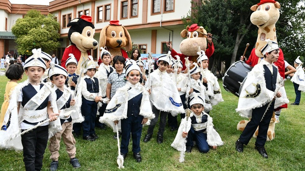 Esenyurtlu çocuklar sünnet şöleninde gönüllerince eğlendi