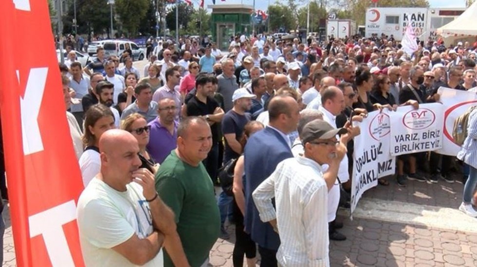 EYT'liler: "T&uuml;rl&uuml; sıfatlarla yaftalandık, hainlikle su&ccedil;landık"