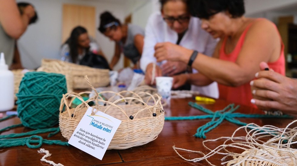 Hasır &uuml;r&uuml;nleri &lsquo;Mahalle Evleri&rsquo;nde tamamen doğal kamışlarla &uuml;retiyor