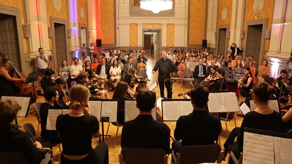 İki kardeş belediyenin orkestrası d&uuml;nya barış g&uuml;n&uuml; i&ccedil;in &ccedil;aldılar