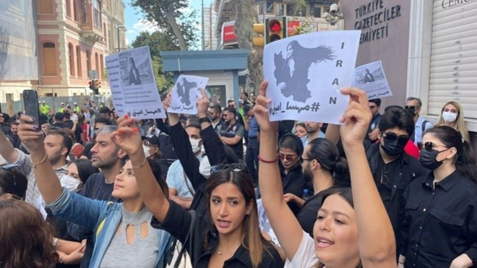 İran Konsolosluğu &ouml;n&uuml;nde &lsquo;Mahsa Amini&rsquo; protestosu