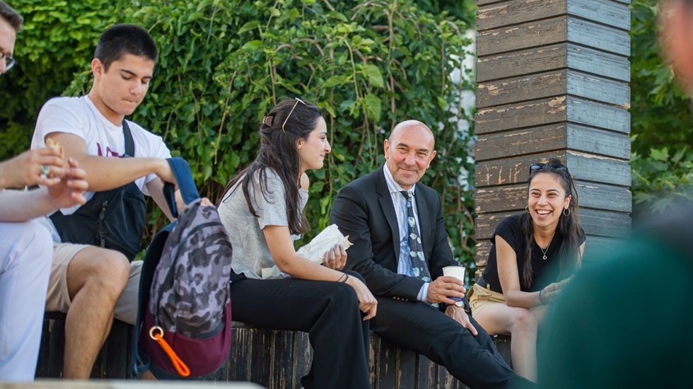 İzmir B&uuml;y&uuml;kşehir Belediyesi&rsquo;nden 10 bin &uuml;niversite &ouml;ğrencisine maddi destek