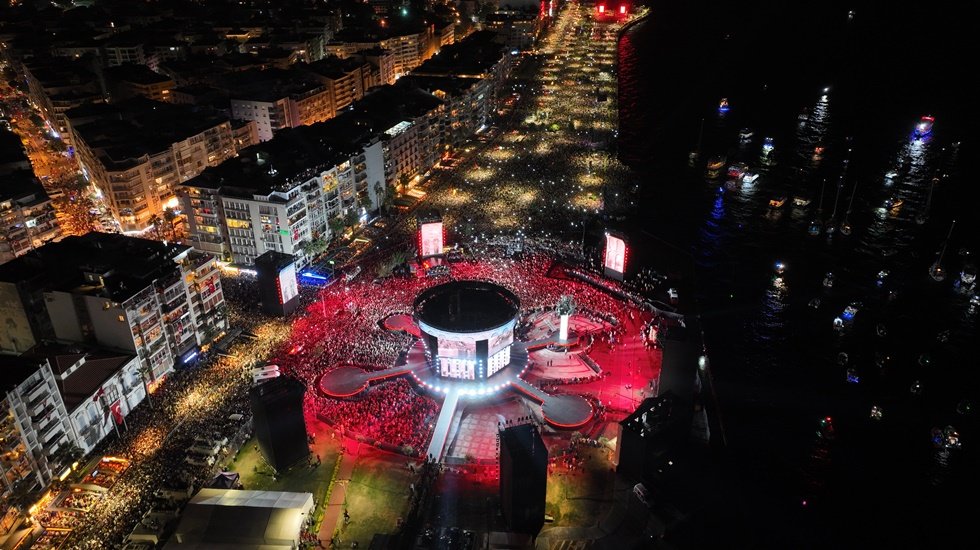 İzmir'de 100. yıl şöleninde Tarkan sahnede...