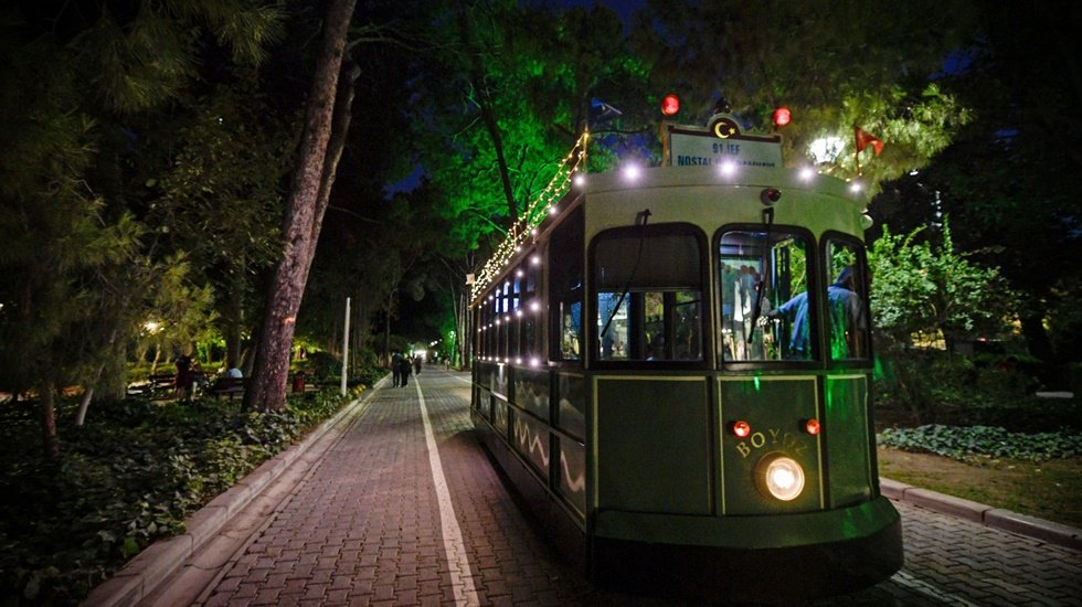 İzmir&rsquo;in Nostaljik Tramvayı fuar ziyaret&ccedil;ilerini &ccedil;ocukluğuna g&ouml;t&uuml;r&uuml;yor