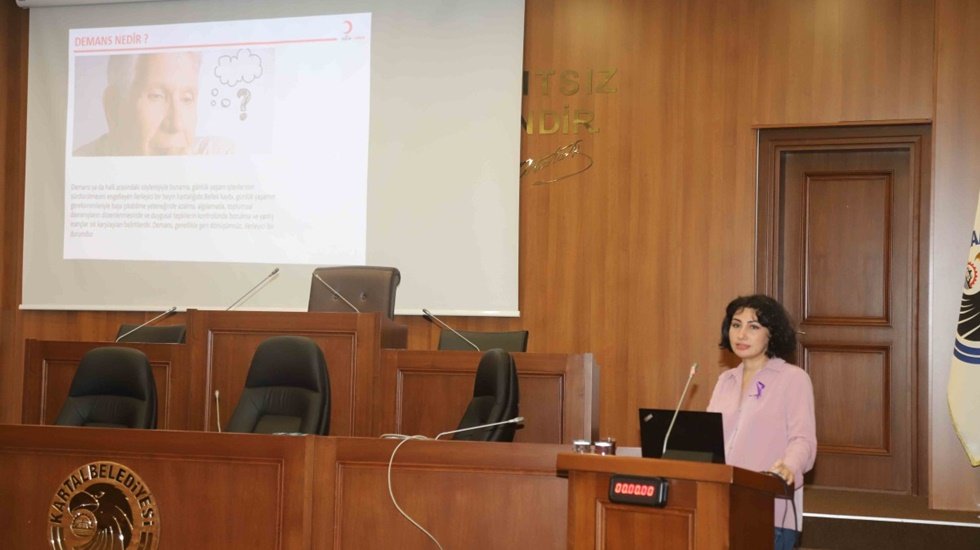 Kartal Belediyesi çalışanlarına alzheimer semineri