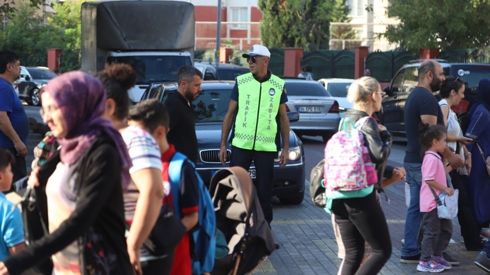 Kartallı Öğrenciler, Kartal Belediyesi zabıta ekiplerine emanet