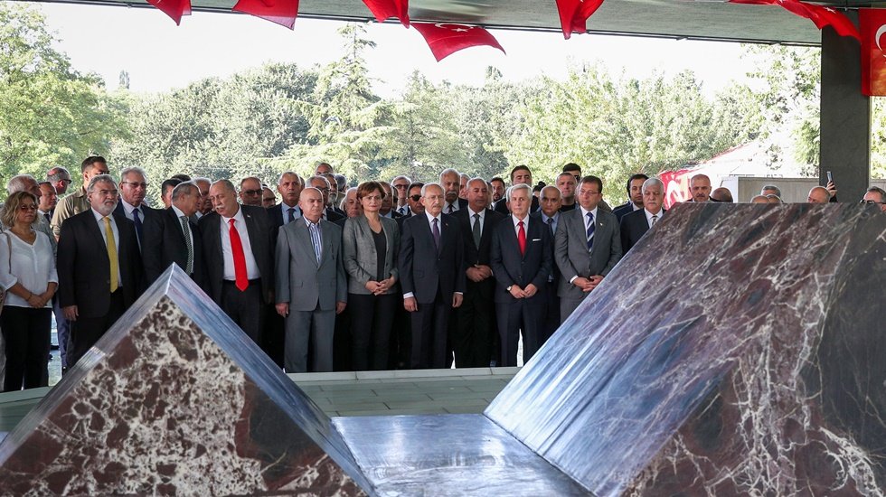 Kılı&ccedil;daroğlu, &Ouml;zal ve Menderes'in anıt mezarlarını ziyaret etti