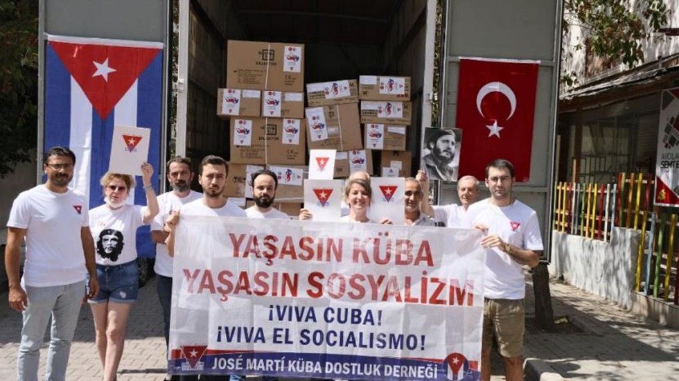 K&uuml;ba'ya dayanışma malzemeleri gemi ile yola &ccedil;ıktı