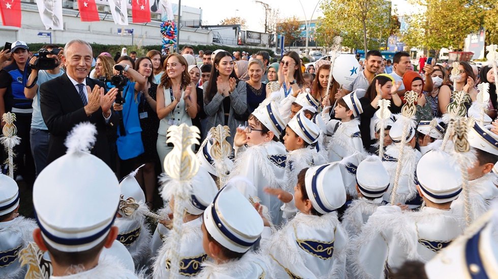 Küçükçekmece’de yüzlerce çocuğa sünnet şöleni yapıldı