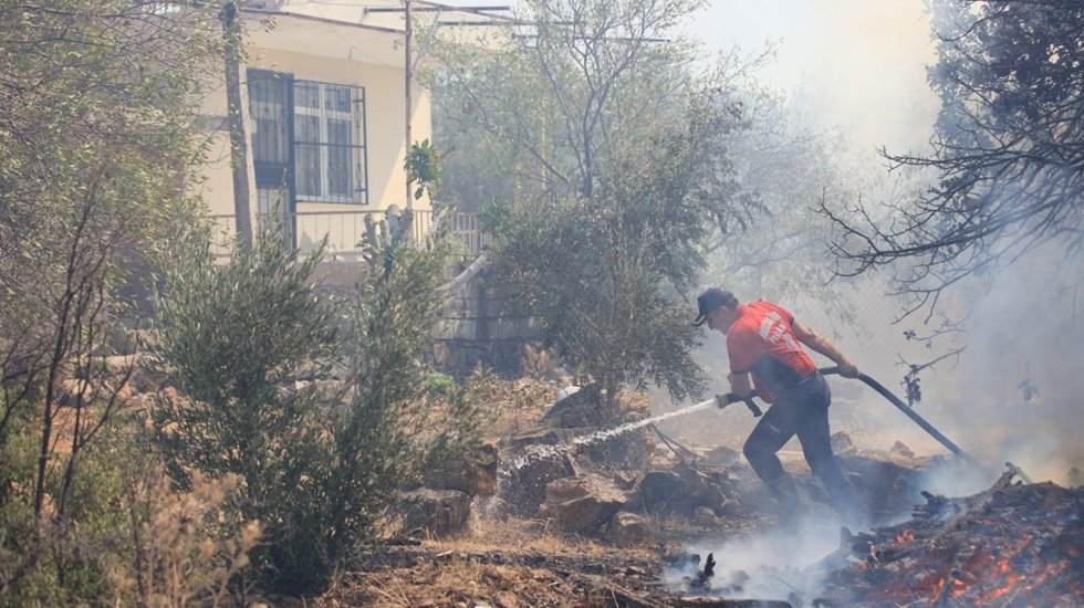 Mersin B&uuml;y&uuml;kşehir t&uuml;m g&uuml;c&uuml;yle yangın b&ouml;lgesinde