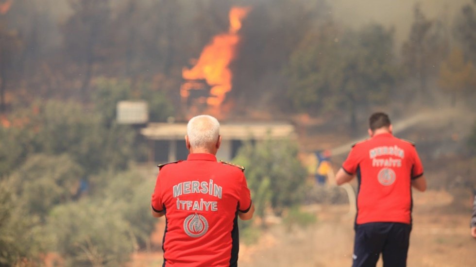 Mersin&rsquo;deki orman yangını mahalleye sı&ccedil;radı. Mersin-Antalya kara yolu kapatıldı