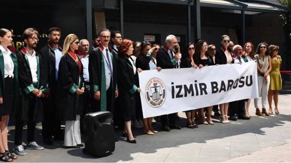 MHP'li başkanı tutuklattığı i&ccedil;in savcı ve eşini s&uuml;rg&uuml;ne g&ouml;nderen HSK'ya İzmir Barosu'ndan tepki