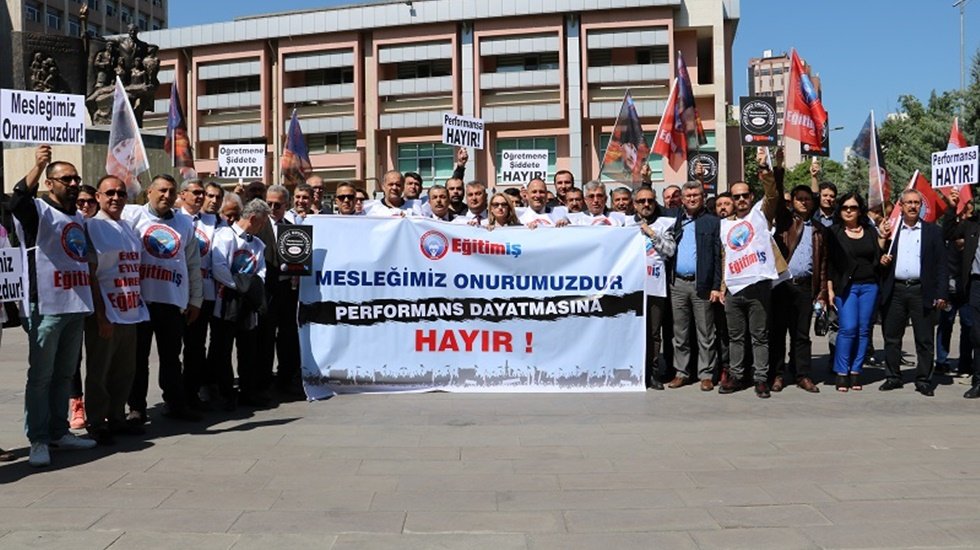 &Ouml;ğretmenler Samsun&rsquo;dan seslendi: 'Susmayacağız, boyun eğmeyeceğiz'